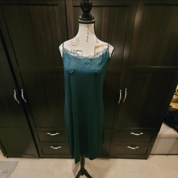 Last one! 2024 Frette Luxury Lace Neckline Nightgown Color: Emerald Green NWT - Picture 3 of 13